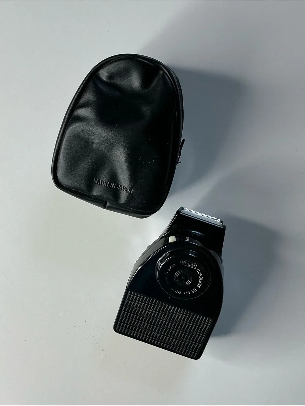 Vintage Mallory Cordless Electric Shaver Model ES571